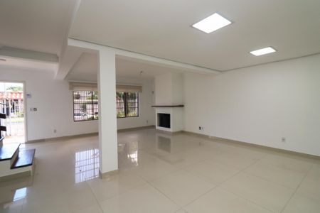 Casa à venda com 347m², 4 quartos e 6 vagas Casa à venda com 347m², 4 quartos e 6 vagasSala