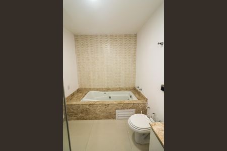 Casa à venda com 347m², 4 quartos e 6 vagas Casa à venda com 347m², 4 quartos e 6 vagasBanheiro da Suíte