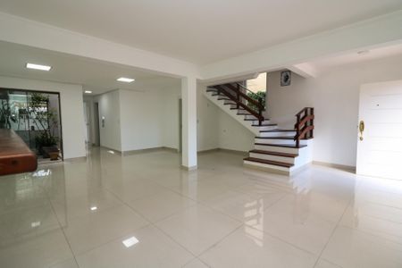 Casa à venda com 347m², 4 quartos e 6 vagas Casa à venda com 347m², 4 quartos e 6 vagasSala