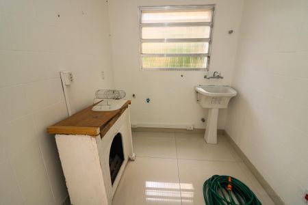 Casa à venda com 347m², 4 quartos e 6 vagas Casa à venda com 347m², 4 quartos e 6 vagasÁrea de Serviço