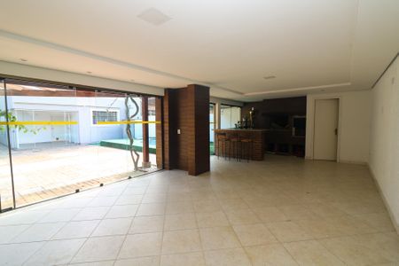 Casa à venda com 347m², 4 quartos e 6 vagas Casa à venda com 347m², 4 quartos e 6 vagasVaranda