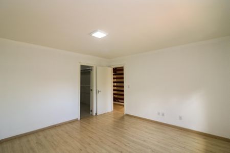 Casa à venda com 347m², 4 quartos e 6 vagas Casa à venda com 347m², 4 quartos e 6 vagasQuarto Suíte