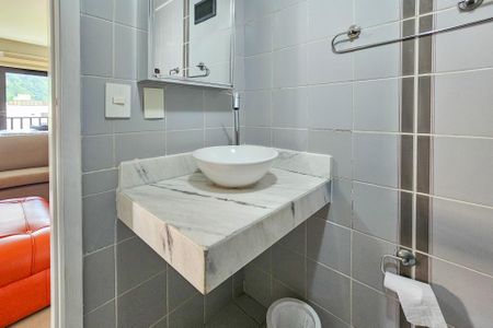 Apartamento para alugar com 290m², 4 quartos e 2 vagas Apartamento para alugar com 290m², 4 quartos e 2 vagasBanheiro 2