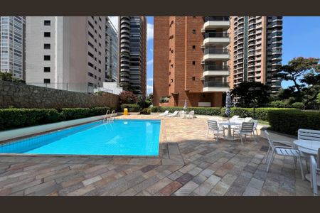 Apartamento à venda com 240m², 3 quartos e 3 vagasÁrea comum - Piscina
