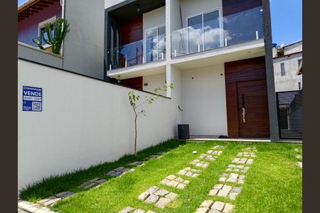 Casa de condomínio para alugar com 103m², 3 quartos e 2 vagas Casa de condomínio para alugar com 103m², 3 quartos e 2 vagasFachada