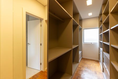 Apartamento à venda com 360m², 4 quartos e 2 vagas Apartamento à venda com 360m², 4 quartos e 2 vagasCloset da suíte 3