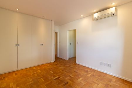 Apartamento à venda com 360m², 4 quartos e 2 vagas Apartamento à venda com 360m², 4 quartos e 2 vagasSuíte 2
