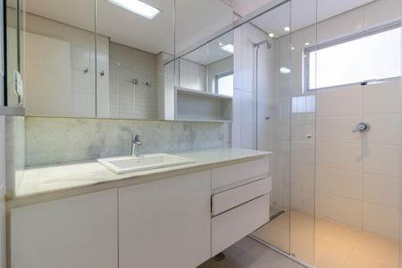 Apartamento à venda com 360m², 4 quartos e 2 vagas Apartamento à venda com 360m², 4 quartos e 2 vagasBanheiro da Suíte 1