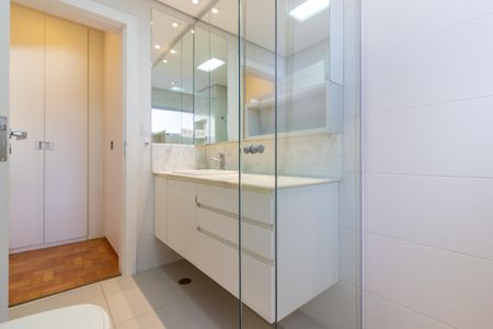 Apartamento à venda com 360m², 4 quartos e 2 vagas Apartamento à venda com 360m², 4 quartos e 2 vagasBanheiro da Suíte 2