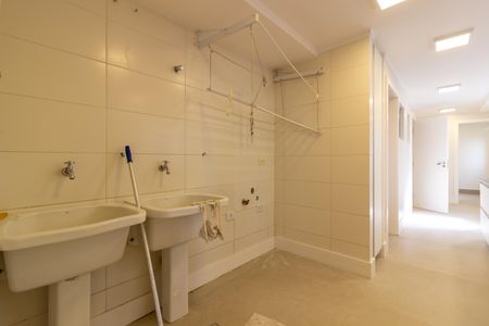 Apartamento à venda com 360m², 4 quartos e 2 vagas Apartamento à venda com 360m², 4 quartos e 2 vagasÁrea de Serviço