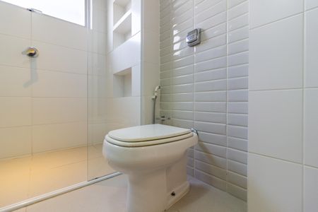 Apartamento à venda com 360m², 4 quartos e 2 vagas Apartamento à venda com 360m², 4 quartos e 2 vagasBanheiro da Suíte 1