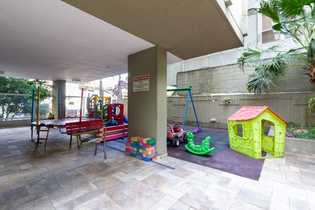 Apartamento à venda com 360m², 4 quartos e 2 vagas Apartamento à venda com 360m², 4 quartos e 2 vagasÁrea comum - Playground