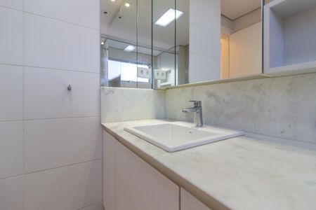 Apartamento à venda com 360m², 4 quartos e 2 vagas Apartamento à venda com 360m², 4 quartos e 2 vagasBanheiro da Suíte 1