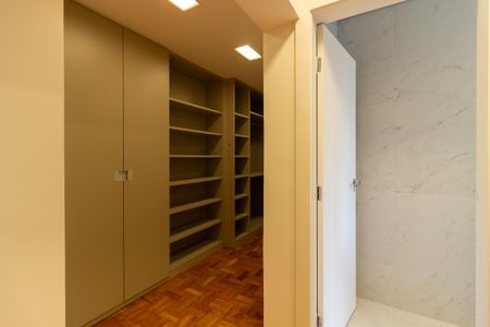 Apartamento à venda com 360m², 4 quartos e 2 vagas Apartamento à venda com 360m², 4 quartos e 2 vagasCloset da suíte 3