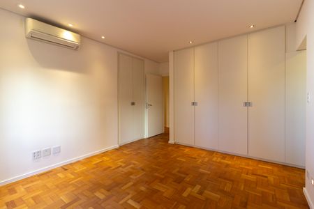 Apartamento à venda com 360m², 4 quartos e 2 vagas Apartamento à venda com 360m², 4 quartos e 2 vagasSuíte 1