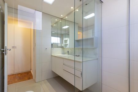 Apartamento à venda com 360m², 4 quartos e 2 vagas Apartamento à venda com 360m², 4 quartos e 2 vagasBanheiro da Suíte 1