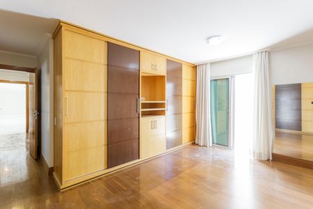 Apartamento à venda com 214m², 3 quartos e 2 vagas Apartamento à venda com 214m², 3 quartos e 2 vagasQuarto Suíte