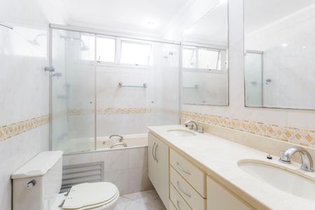 Apartamento à venda com 214m², 3 quartos e 2 vagas Apartamento à venda com 214m², 3 quartos e 2 vagasBanheiro da Suíte