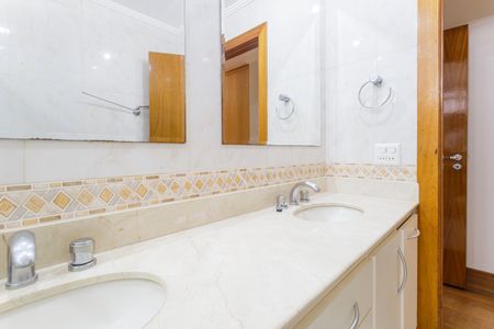 Apartamento à venda com 214m², 3 quartos e 2 vagas Apartamento à venda com 214m², 3 quartos e 2 vagasBanheiro da Suíte