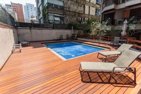 Apartamento à venda com 196m², 3 quartos e 3 vagas Apartamento à venda com 196m², 3 quartos e 3 vagasÁrea comum - Piscina