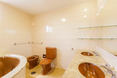 Apartamento à venda com 196m², 3 quartos e 3 vagas Apartamento à venda com 196m², 3 quartos e 3 vagasBanheiro da Suíte 2