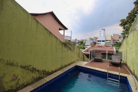 Casa à venda com 200m², 3 quartos e 3 vagasPiscina