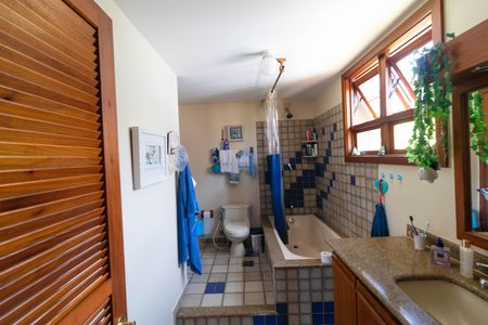 Casa de condomínio à venda com 411m², 7 quartos e 4 vagas Casa de condomínio à venda com 411m², 7 quartos e 4 vagasBanheiro 01