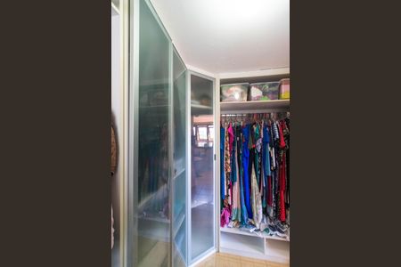 Casa de condomínio à venda com 411m², 7 quartos e 4 vagas Casa de condomínio à venda com 411m², 7 quartos e 4 vagasCloset da Suíte 02