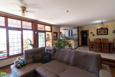 Casa de condomínio à venda com 411m², 7 quartos e 4 vagas Casa de condomínio à venda com 411m², 7 quartos e 4 vagasSala