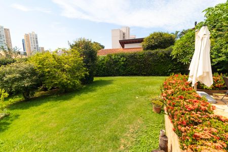 Casa de condomínio à venda com 411m², 7 quartos e 4 vagas Casa de condomínio à venda com 411m², 7 quartos e 4 vagasQuintal