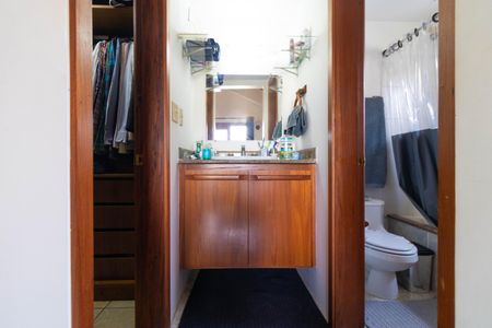 Casa de condomínio à venda com 411m², 7 quartos e 4 vagas Casa de condomínio à venda com 411m², 7 quartos e 4 vagasBanheiro da Suíte 01