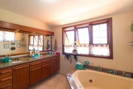 Casa de condomínio à venda com 411m², 7 quartos e 4 vagas Casa de condomínio à venda com 411m², 7 quartos e 4 vagasBanheiro da Suíte 02