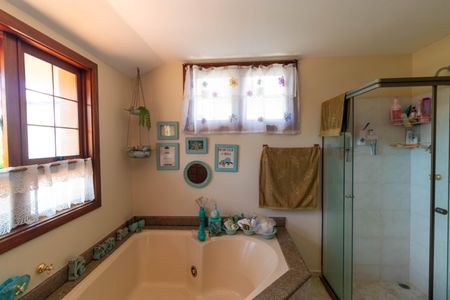 Casa de condomínio à venda com 411m², 7 quartos e 4 vagas Casa de condomínio à venda com 411m², 7 quartos e 4 vagasBanheiro da Suíte 02