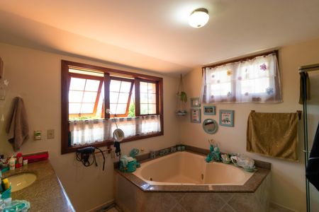 Casa de condomínio à venda com 411m², 7 quartos e 4 vagas Casa de condomínio à venda com 411m², 7 quartos e 4 vagasBanheiro da Suíte 02