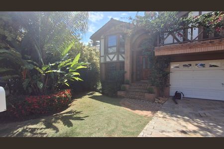 Casa de condomínio à venda com 411m², 5 quartos e 6 vagasFachada