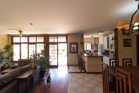 Casa de condomínio à venda com 411m², 7 quartos e 4 vagas Casa de condomínio à venda com 411m², 7 quartos e 4 vagasSala