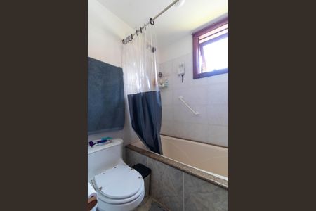 Casa de condomínio à venda com 411m², 7 quartos e 4 vagas Casa de condomínio à venda com 411m², 7 quartos e 4 vagasBanheiro da Suíte 01