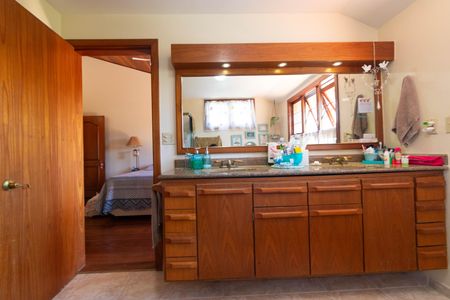 Casa de condomínio à venda com 411m², 7 quartos e 4 vagas Casa de condomínio à venda com 411m², 7 quartos e 4 vagasBanheiro da Suíte 02