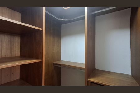 Casa de condomínio à venda com 411m², 5 quartos e 6 vagasCloset suíte 2
