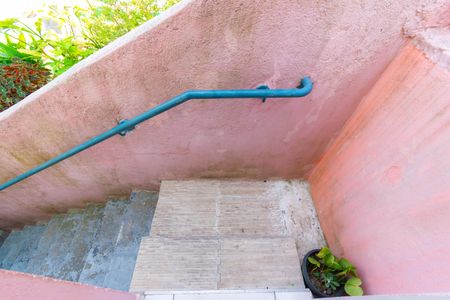 Casa à venda com 120m², 3 quartos e 2 vagas Casa à venda com 120m², 3 quartos e 2 vagasEscada