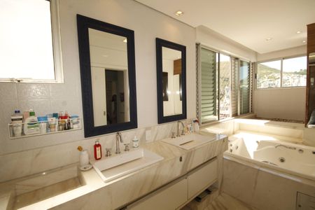 Apartamento à venda com 300m², 4 quartos e 3 vagasBanheiro/Suíte 4