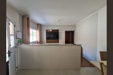 Casa à venda com 130m², 4 quartos e 4 vagasCozinha Casa 2 Fundos