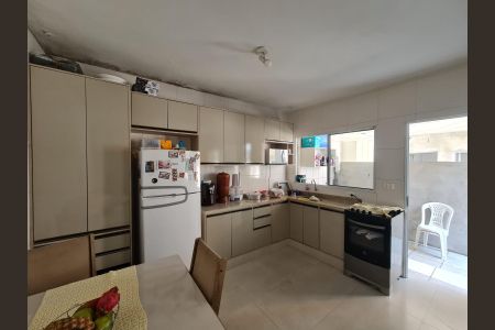 Casa à venda com 130m², 4 quartos e 4 vagasCozinha Casa 2 Fundos
