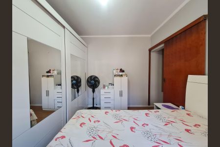 Casa à venda com 130m², 4 quartos e 4 vagasQuarto 1 Casa 2 Fundos