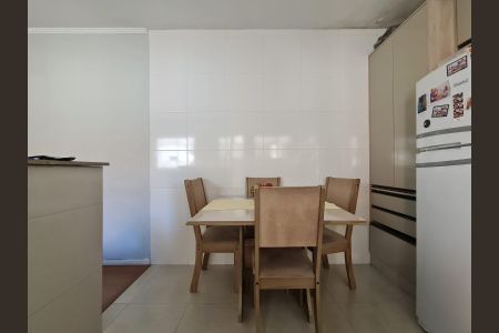 Casa à venda com 130m², 4 quartos e 4 vagasCozinha Casa 2 Fundos