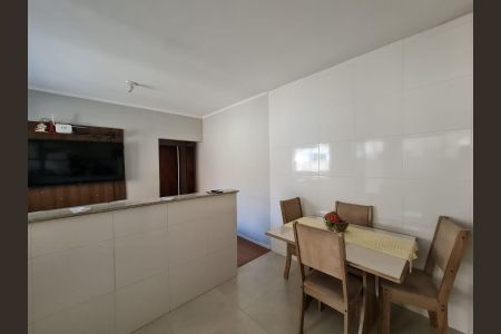 Casa à venda com 130m², 4 quartos e 4 vagasCozinha Casa 2 Fundos