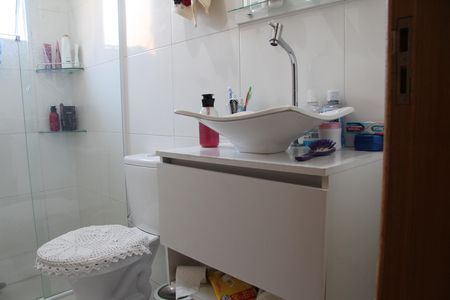 Casa à venda com 130m², 4 quartos e 4 vagasBanheiro Social Casa 2 Fundos