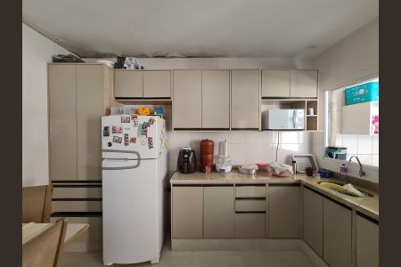 Casa à venda com 130m², 4 quartos e 4 vagasCozinha Casa 2 Fundos