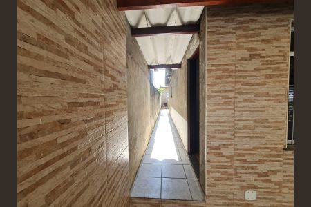 Casa à venda com 130m², 4 quartos e 4 vagasCorredor acesso a Casa 2 Fundos