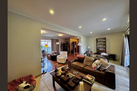 Casa à venda com 150m², 3 quartos e 8 vagasSala